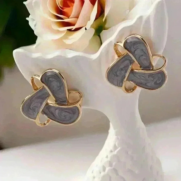 Cute Enamel Flower Earrings Stud Earrings in Gray - Picture 1 of 4